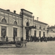 Front budynku dworca kolejowego pod koniec XIX w.
