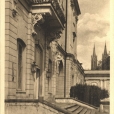 Wejście do Instytutu z widocznymi w oddali wieżami kościoła farnego.