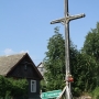 Mikicin - Stary drewniany krzyż na rozstajach w wiosce