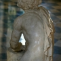 Rzeźba rotatora (szlifierza) wykonana z białego marmuru genueńskiego, autorstwa Jana Chryzostoma Redlera.