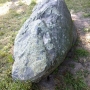 Sporej wielkości meteoryt leżacy w parku pałacowym.