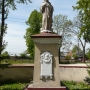 Figura Matki Bożej przed frontem kościoła św. Jana Ewangelisty