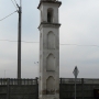 Kapliczka z wysoko usytuowaną figurą Nepomucena ustawiona przy zjeździe z gółwnej drogi do Pietkowa.