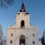 Brama-dzwonnica prowadząca do zabudowań klasztornych.