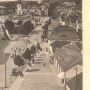 Na fragmencie pocztówki (zdjęcie z kościoła farnego) widoczny po prawej stronie budynek zbrojowni. Ze zbiorów J. Murawiejskiego.
