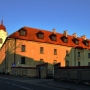 Na pierwszym planie budynek dawnego klasztoru dominikanów.