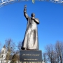 Pomnik księdza Jerzego Popiełuszki oraz Łuk Papieski.