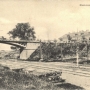 Most nad torami na ulicy Nowoszosejnej (biegnącej w pobliżu obecnej ul. J.H. Dabrowskiego). Widoczny tramwaj konny (tzw konka) był bardzo popularnym i wygodnym wówczas środkiem lokomocji. Pocztówka ze zbiorów J. Murawiejskiego.