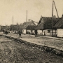 Solidnie wykonana ulica w Zawadach na początku XX wieku. Ze zbiorów Muzeum Historycznego w Białymstoku.