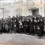 Twierdza Brześć. Grupa oficerów oraz kobiet przed budynkiem 4 Batalionu Pancernego.