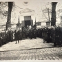 Żołnierze 4 Dywizji Pancernej przed kościołem Podwyższenia Krzyża św. w Brześciu. Lata 30-te XX w.