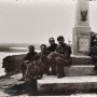Żołnierze 4dp przy obelisku na Górze Zamkowej odsłoniętego 11 listopada 1928 roku w 10 rocznice odzyskania niepodległości.