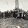 Terespol 1936r. Oficerowie 4 Dyw. panc. przy pomniku Budowy Szosy Brzeskiej z 1823r.