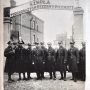 Żołnierze przed bramą Szkoły Podchorążych Rezerwy Piechoty w Zambrowie w 1934r.