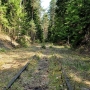 Początek trasy rozpoczynający się na polanie wskazują tory kolejki wąskotorowej zbudowanej w 1916 roku przez Niemców.