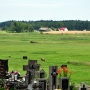 Widok z cmentarza na okoliczne łąki.