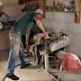 Pan Jan prezentuje proces powstania typowego glinianego naczynia. Najpierw surowy kawałek gliny jest mechanicznie wyrabiany w celu nadania jemu odpowiedniej plastyczności.