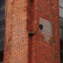 Jeden z kilku pocisków artyleryjski wmurowany w wieżę kościoła na pamiątkę bombardowań dokonanych podczas obu wojen światowych.