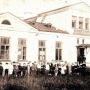 Okres I wojny światowej — dzieci uczęszczające do katolickiej szkoły ludowej w budynkach szpitalnych. Zdjęcie z portalu Urzędu Miejskiego w Knyszynie.