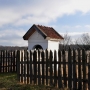 Malownicza kapliczka to pierwszy obiekt widoczny przy drodze do gospodarstwa agroturystycznego.