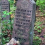 Jedna z macew na cmentarzu żydowskim w Narewce. Fot. Przykuta. Wikimedia Commons.