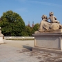 Główną alejkę parku francuskiego strzegą dwa sfinksy. Sfinksy z puttami to oryginalne rzeźby Jana Chryzostoma Redlera z 1752 roku.