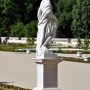 Flora to ostatnia oryginalna rzeźba sprzed 1750 roku ustawiona w alei parkowej.