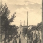 Widok na Wielką bramę od ulicy Instytuckiej (obecnie Pałacowej)około 1914roku. Na pocztówce wpisano błędnie ul. Młynową.Ze zbiorów J. Murawiejskiego.