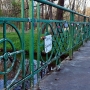 Mostek Zakochanych w pałacowym parku.