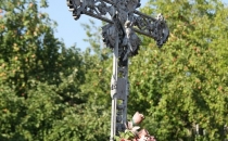 Piękny krzyż żelazny przy posesji nr 2