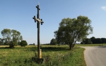 Stary drewniany krzyż przydrożny