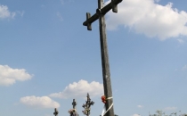 Grupa krzyży przed wioską