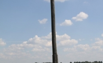 Wysoki stary krzyż przy wjeździe do wioski