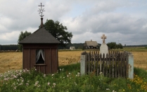 Kapliczka i krzyż przed wjazdem do wioski od strony Sztabina