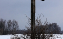 Krzyż drewnainy przy drodze
