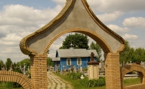 Zabytkowa cerkiewka cmentarna