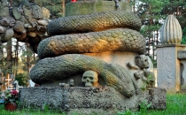 Cmentarz rzymskokatolicki z grupami rzeźb.